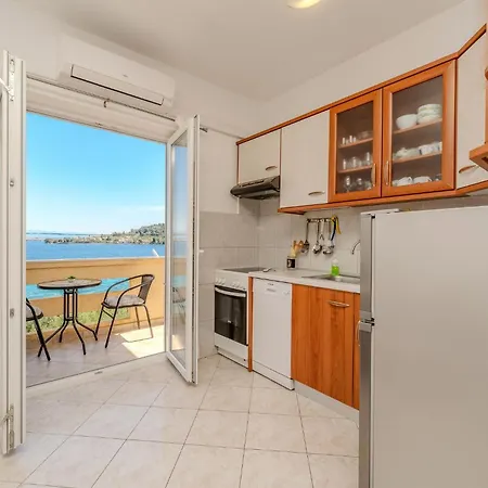 For 4 Persons, By The Sea And With Beautiful View Apartment Kali