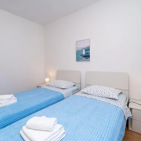 Apartment For 4 Persons, By The Sea And With Beautiful View *