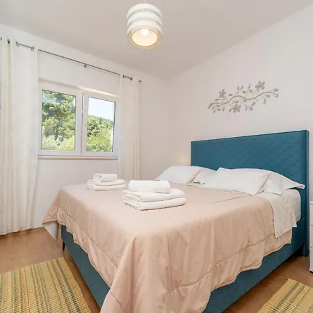 Apartment For 4 Persons, By The Sea And With Beautiful View *