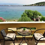 For 4 Persons, By The Sea And With Beautiful View Apartmán Kali
